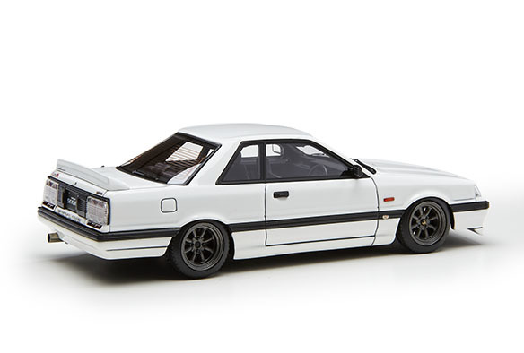 IG3233 1/18 Nissan Skyline 2000 GT-ES (C210) White With