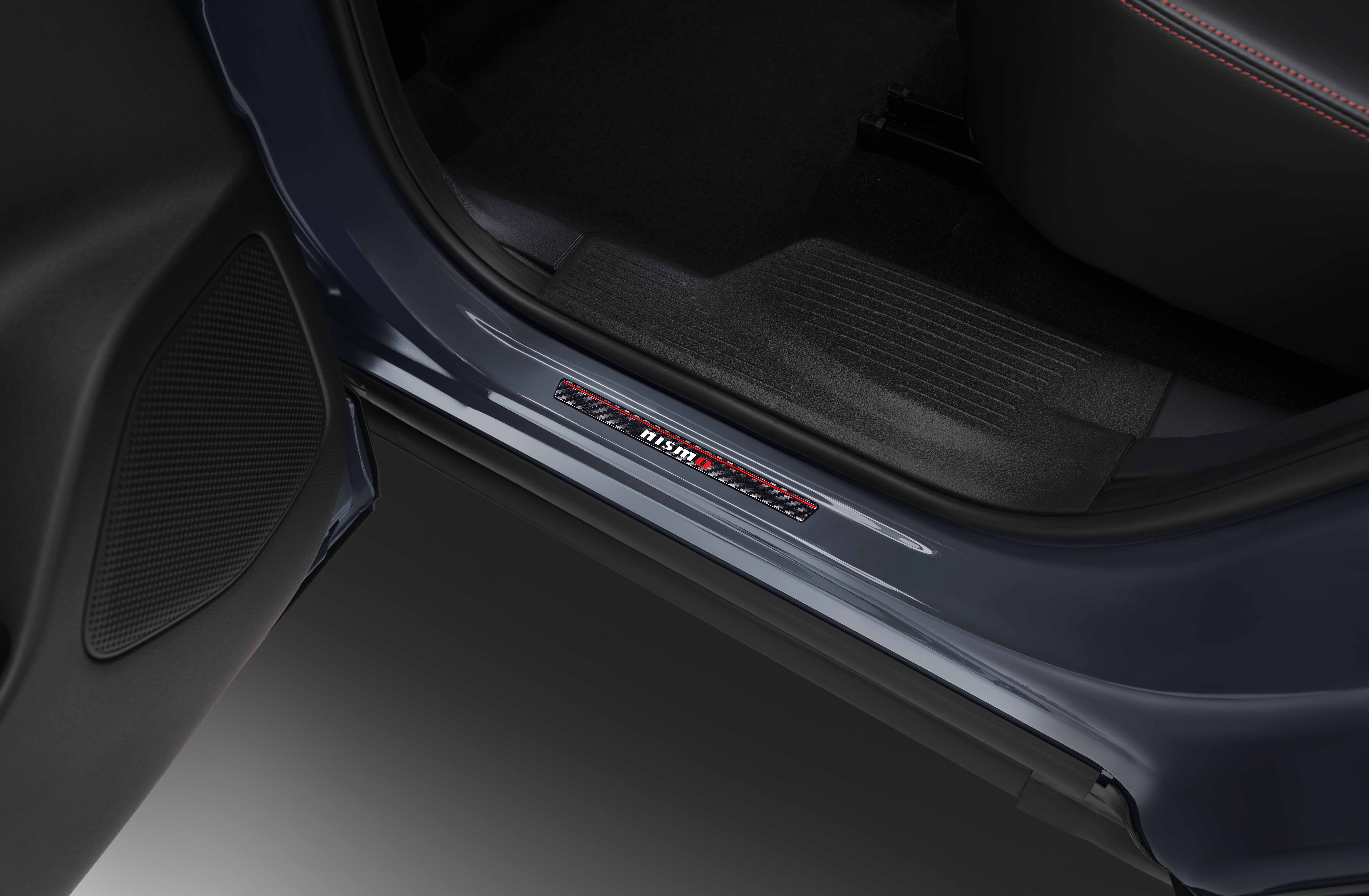 8998です 日産オンラインショップ：ドアステップアクセントプレート(リヤ用