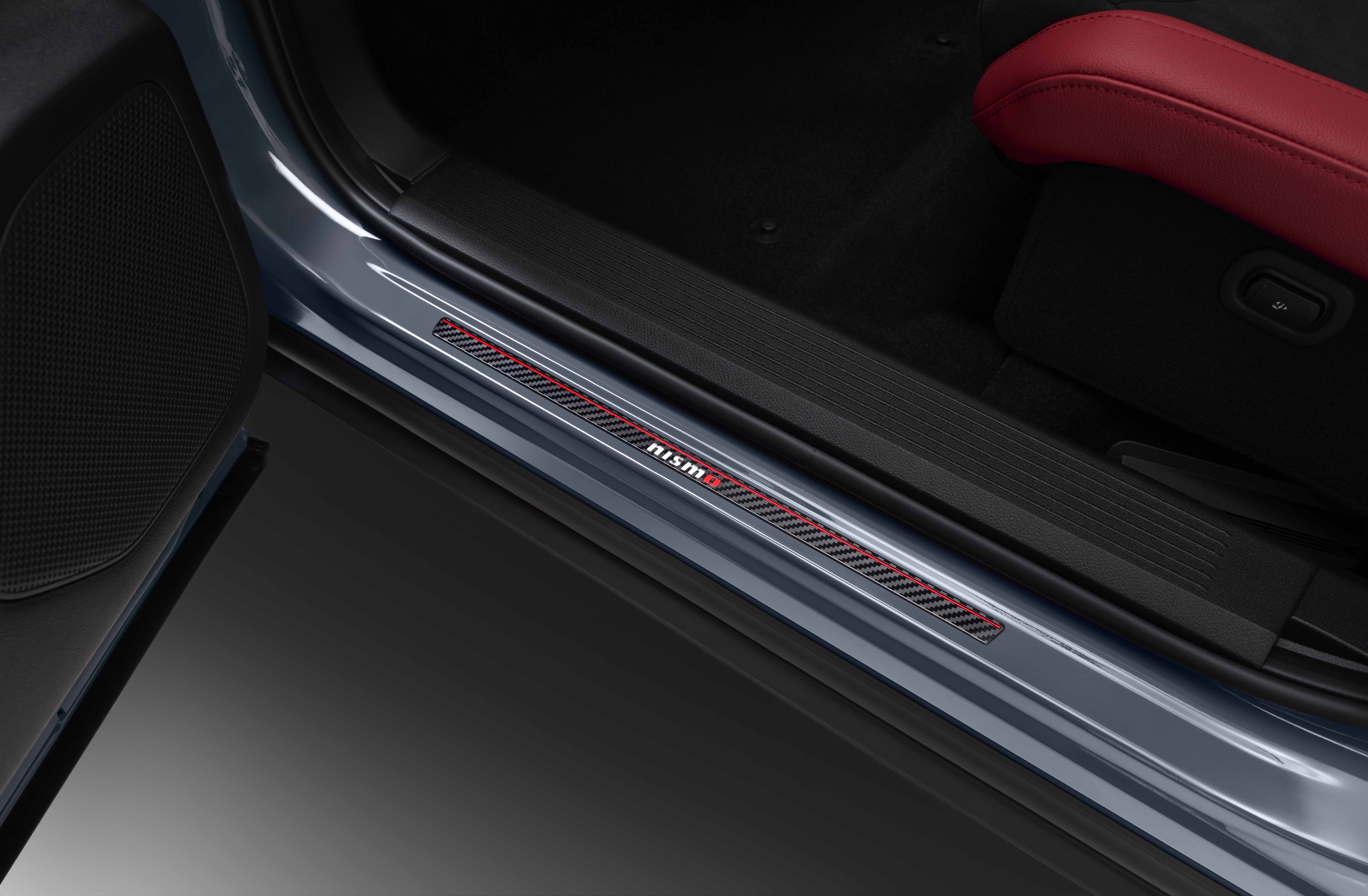 日産オンラインショップ：ドアステップアクセントプレート(フロント用)